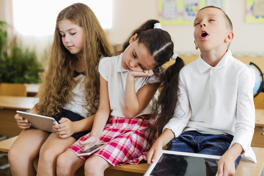 Izstrādā mobilo tālruņu aizliegumu un papildu drošības risinājumus skolās, nosakot arī vecāku lielāku atbildību