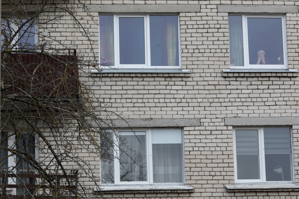 Precizē laiku, kādā dzīvokļu īpašumu īpašniekiem jāpārņem privatizētās dzīvojamās mājas pārvaldīšanas tiesības