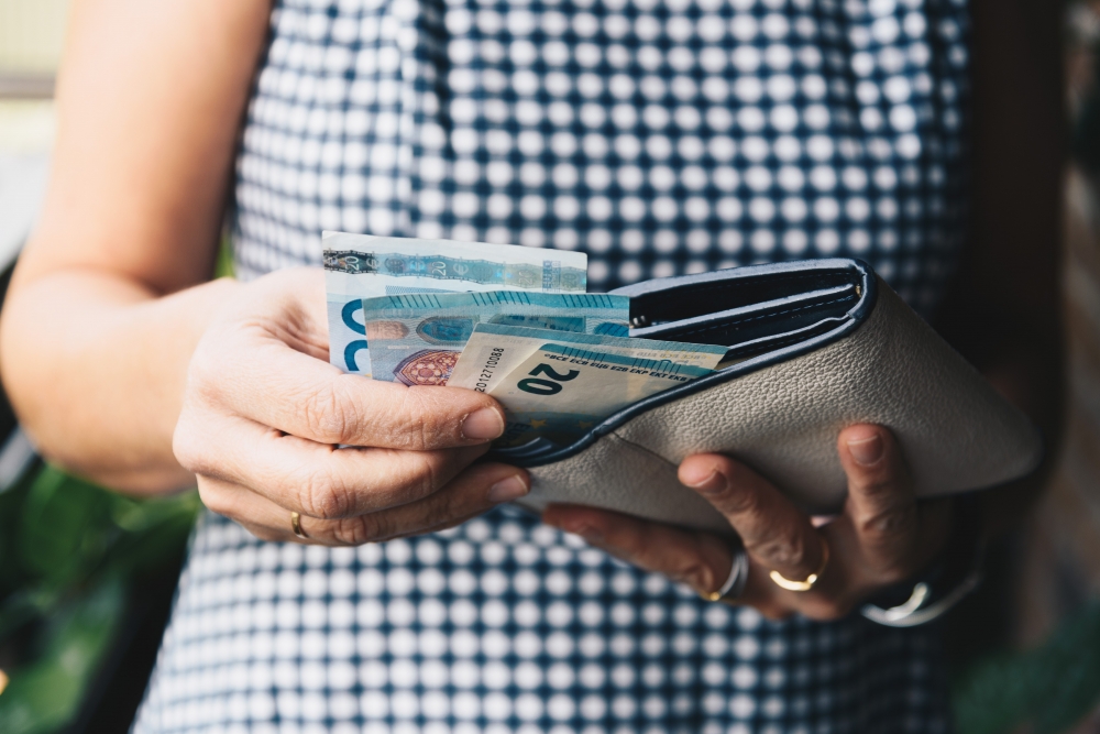 Stingrāk kontrolējot skaidras naudas apriti, pastiprinātu uzmanību pievērsīs “aplokšņu algām”