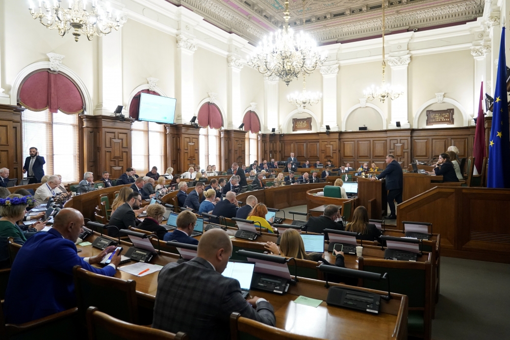 Latviešu valoda, izdošana kriminālvajāšanai un jauna komisija. Stājas spēkā izmaiņas Saeimas kārtības rullī 
