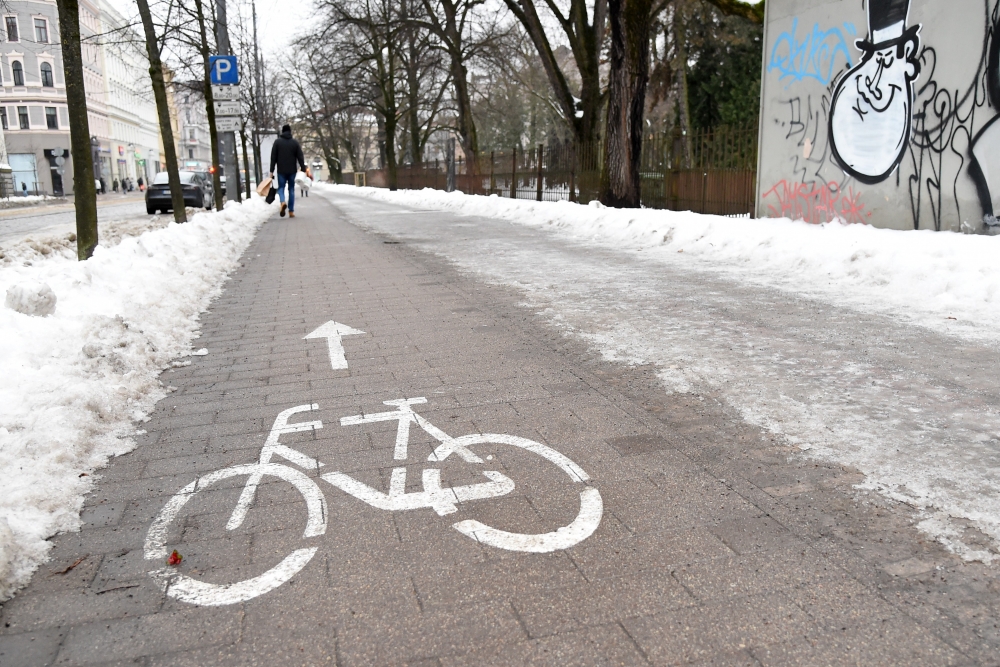 Grozījumi Ceļu satiksmes likumā: paplašināta velosipēda definīcija; koplietošanas braucamrīku pakalpojumu sniedzējiem jānodrošina vecuma un reaģēšanas spēju pārbaude 