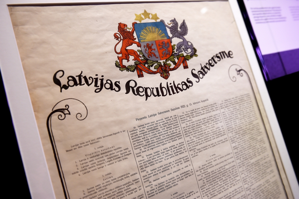 Stabils enkurs vētrainā pasaulē. Satversmei – 104