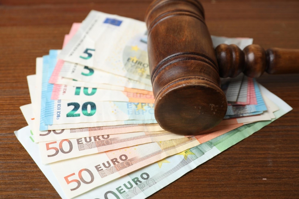 Likumdošanas jaunumi: rosina paaugstināt naudas sodu apmērus lietas dalībniekiem, kuri kavē tiesu darbu