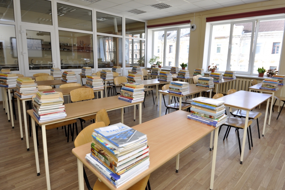 Skolām noteikts pienākums mazināt vardarbību; uzsvērta atbildība latviešu valodas lietošanā