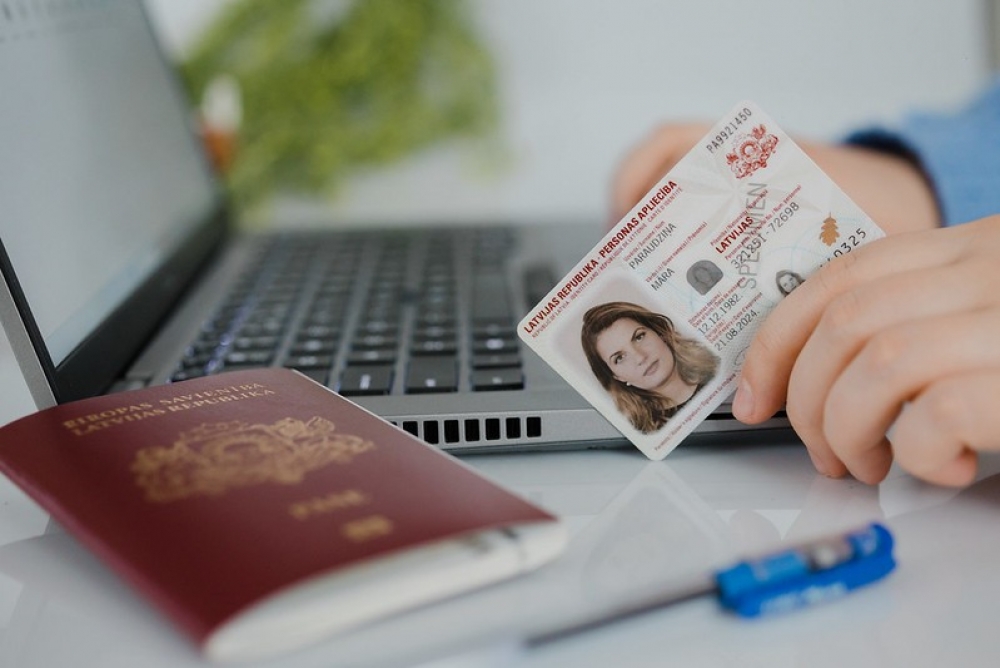 Stājas spēkā dokumentu un e-identitātes izmantošanas ierobežojumi personām, kuras kriminālprocesa ietvaros izsludinātas meklēšanā 