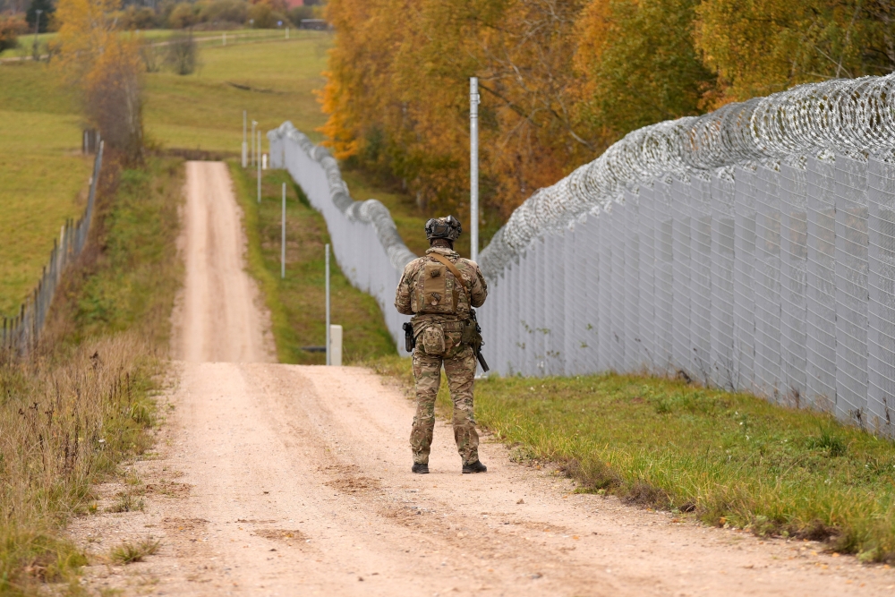 Kādu sodu piemēro par nelikumīgu robežas šķērsošanu un nelikumīgas migrācijas organizēšanu